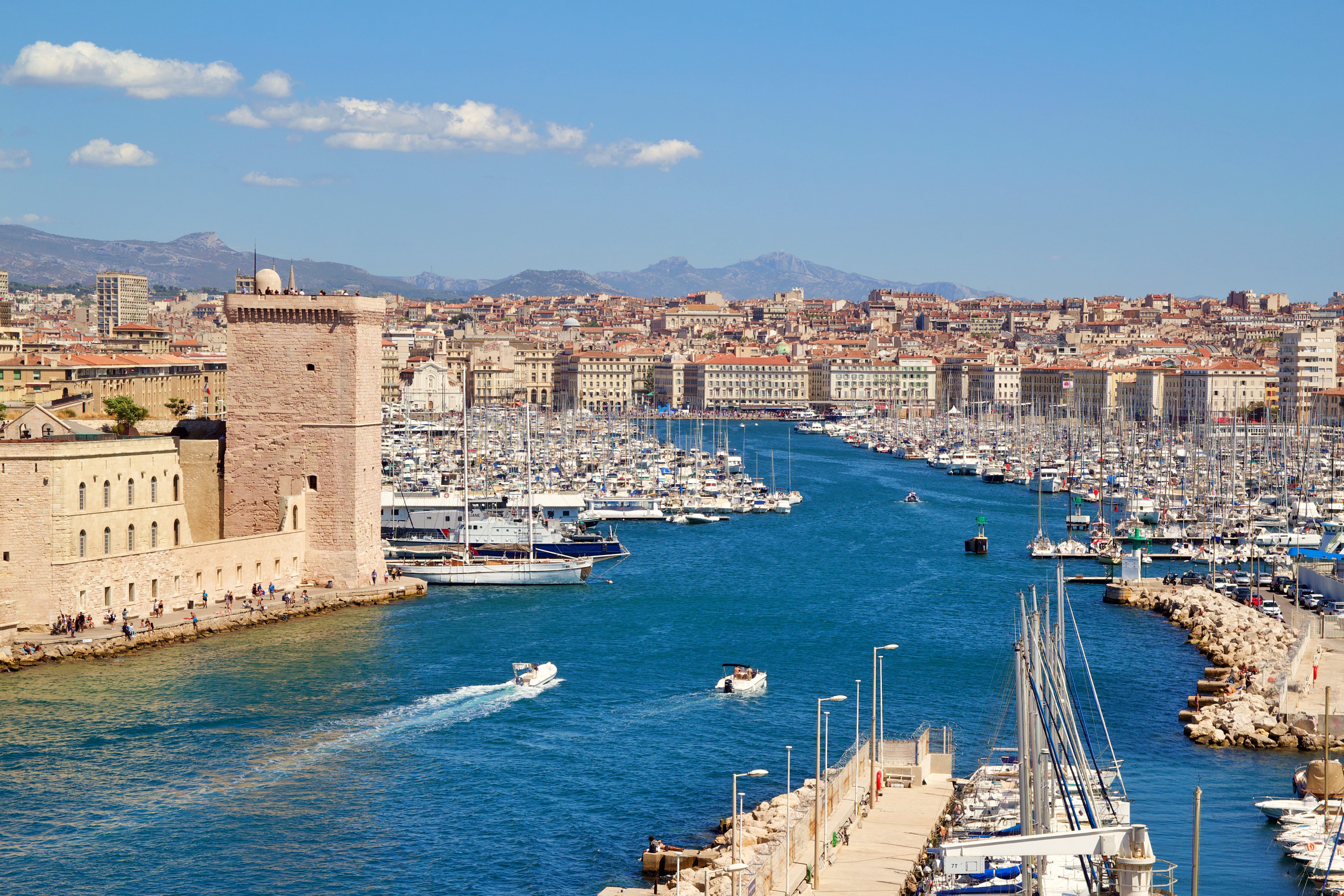 à bord de l'Odysseus yacht à Marseille à travers les calanques