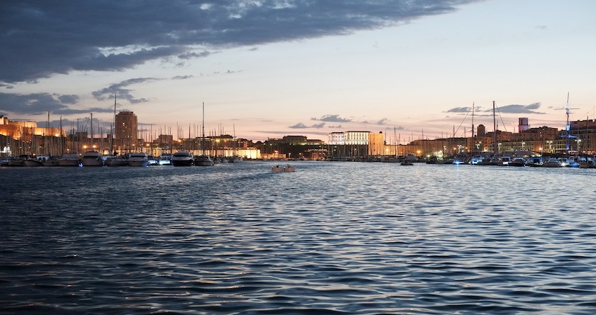 coucher de soleil sur le Vieux port de Marseille, Yacht Odysseus à quai