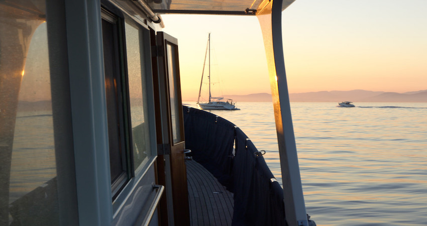 coucher de soleil sur le ponton du Yacht Odysseus à Marseille